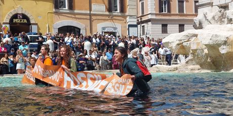 Ekološki aktivisti zacrnili vodu u Fontani di Trevi