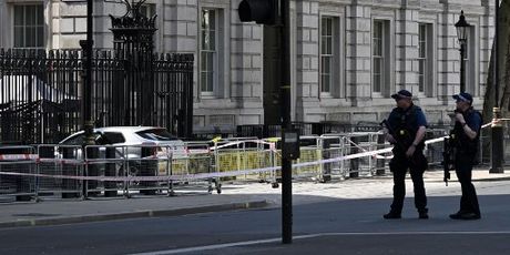 Automobilom se zabio u ogradu rezidencije britanskog premijera - 1