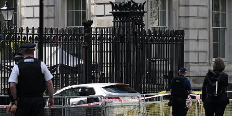 Automobilom se zabio u ogradu rezidencije britanskog premijera - 2