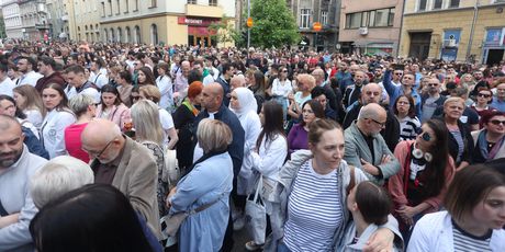 Tisuće ljudi na ulicama Sarajeva - 1