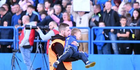 Zaštitar je htio iznijeti dječaka s terena