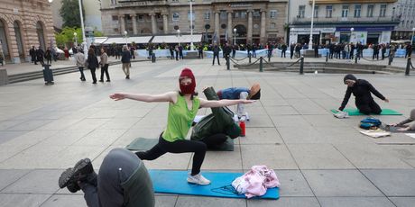 Protuprosvjednici na Trgu vježbaju jogu
