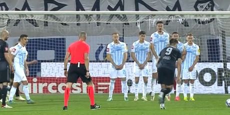 Bruno Petković puca slobodan udarac