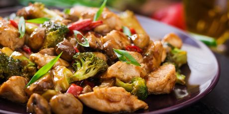 Stir fry s piletinom i brokulom