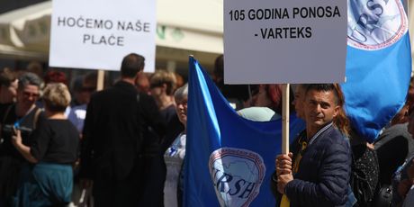 Radnici tvrtke Varteks prosvjednom šetnjom od tvornice do središnjeg trga izrazili su nezadovoljstvo neisplatom plaća