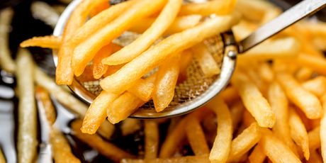 Jedenje pomfrita nije štetno kao pušenje cigareta