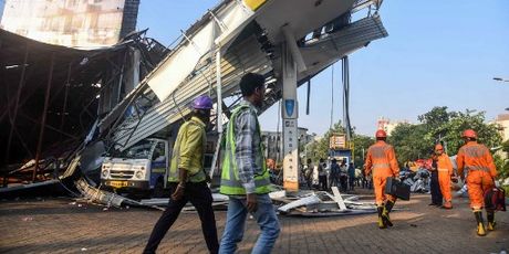 Strašna nesreća u Indiji, pao je reklamni pano