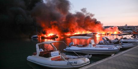 U Marini Medulin požar zahvatio velik broj brodica - 6