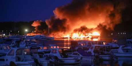 U Marini Medulin požar zahvatio velik broj brodica - 12