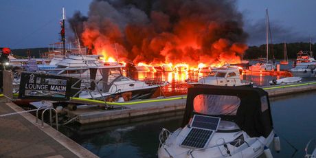 U Marini Medulin požar zahvatio velik broj brodica - 14