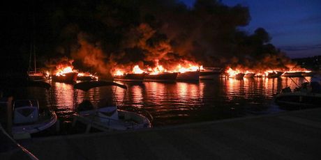 U Marini Medulin požar zahvatio velik broj brodica - 18