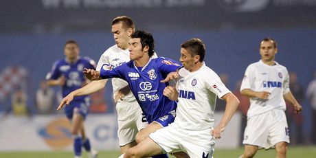 Dario Damjanović u duelu s Nikolom Pokrivačem