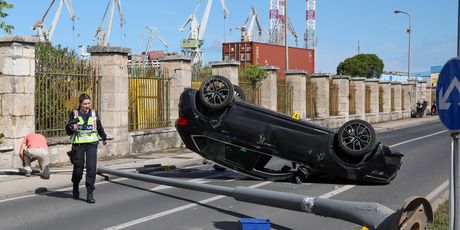 Automobil u Puli završio na krovu nakon sudara sa stupom - 4