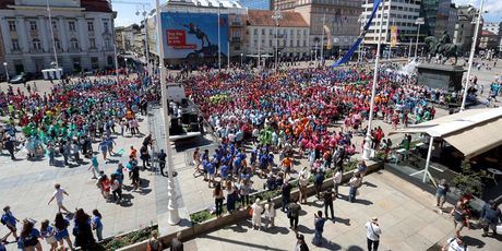 Zagrebački maturanti okupljaju se na Trgu bana Jelačića odakle će krenuti prema Bundeku