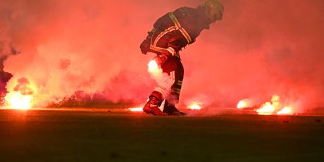 Vatrogasac odnosi baklju