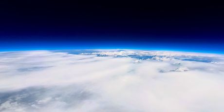 Prikaz zakrivljenosti Zemlje i njene površine na 35 km