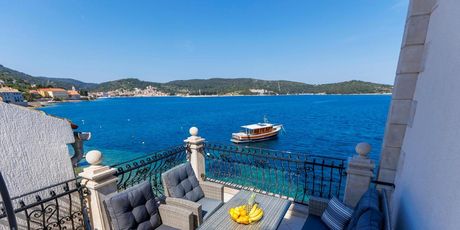 Seafront Apartment Vis - 3