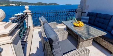 Seafront Apartment Vis - 5
