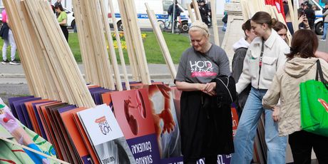 Okupljaju se sudionici Hoda za život kod zagrebačkog HNK - 6