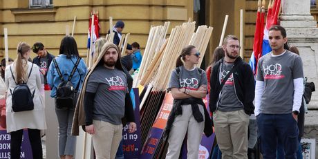 Okupljaju se sudionici Hoda za život kod zagrebačkog HNK - 7