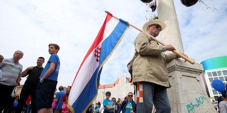 Okupljaju se sudionici Hoda za život kod zagrebačkog HNK