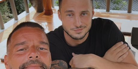 Ricky Martin i Max Barz
