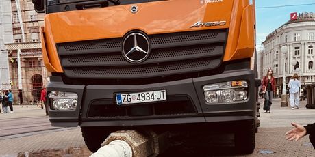 Kamion Zagrebačkog Holdina srušio stup - 1