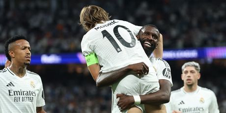 Luka Modrić u rukama Rudigera
