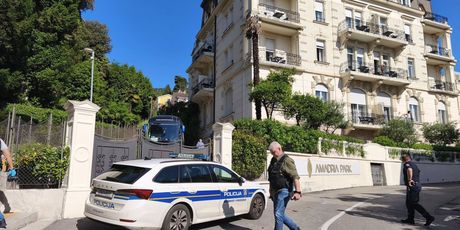 Armada razbijala ispred hotela s igračima Slavena