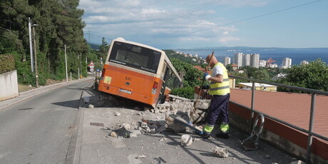 Autobus završio u dvorištu - 1