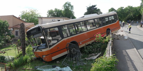 Autobus završio u dvorištu - 2