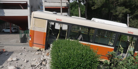 Autobus završio u dvorištu - 3