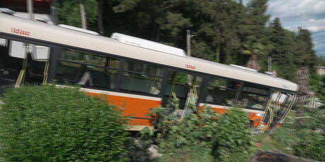Autobus završio u dvorištu - 4