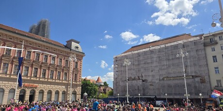 Maturanti na Trgu bana Jelačića slave posljednji dan nastave - 2