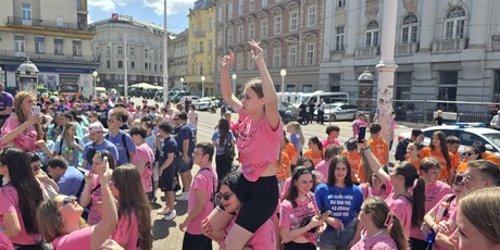 Maturanti na Trgu bana Jelačića slave posljednji dan nastave - 3