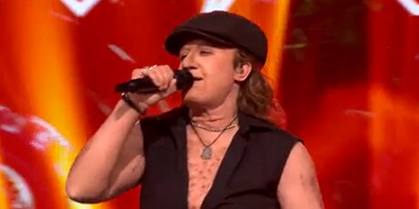 Iva Ajduković kao AC/DC