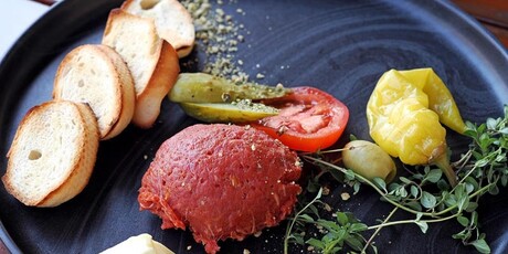 Tatarski biftek, prežni kruh i povrće