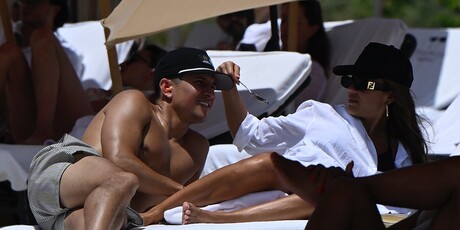 Jessica Alba, Danny Ramirez