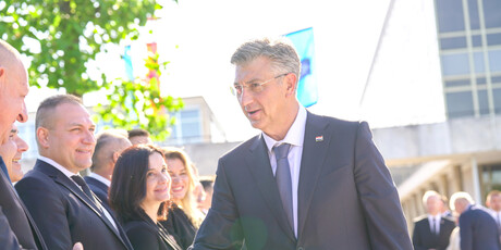 Predsjednik Vlade Andrej Plenković, predsjednik Hrvatskoga sabora Gordan Jandroković i članovi Vlade položili vijence kod Spomenika domovini - 5