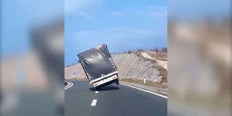 Opasna vožnja autocestom do Rijeke (Foto: Video: Facebook/Danijel Draca)