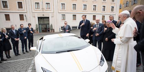 Papa dobio Lamborghinija (Foto: AFP)