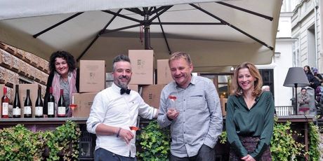 Marija Vukelić i Zvonimir Krželj s Robertom Kopjarom i Mirtom Lampelj iz vinarije Kopjar