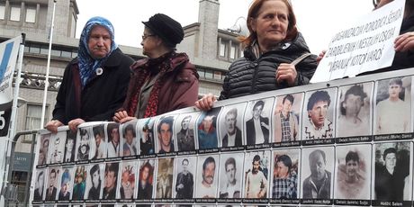 Okupljeni ljudi ispred zgrade suda (Foto: Dnevnik.hr)