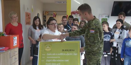 Vojnici u ulozi humanitaraca (Foto: Dnevnik.hr) - 1