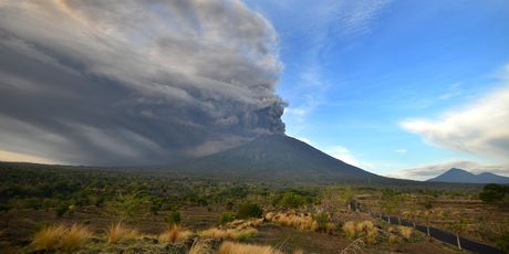 Vulkan na Baliju počeo izbacivati pepeo (Foto: AFP) - 2