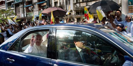 Papu Franju u Mjanmaru dočekale tisuće ljudi (Foto: AFP)