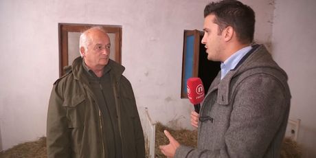 Reporter Dnevnika Nove TV Domagoj Mikić s gospodinom Slavkom iz Željave (Foto: Dnevnik.hr)