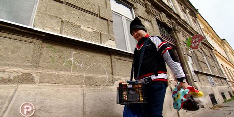 Prodaje plišane igračke kako bi pomogao prehraniti svoju obitelj (Foto: Dnevnik.hr) - 6