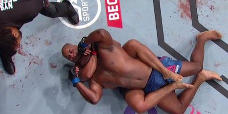 Daniel Cormier guši Derricka Lewisa