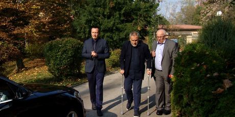 Gradonačelnik Milan Bandić hoda na štakama (Foto: Dnevnik.hr)